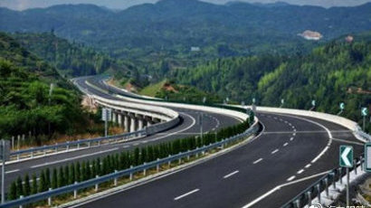 为什么凉车刚打着火尾气味特别大？是有积碳了吗？