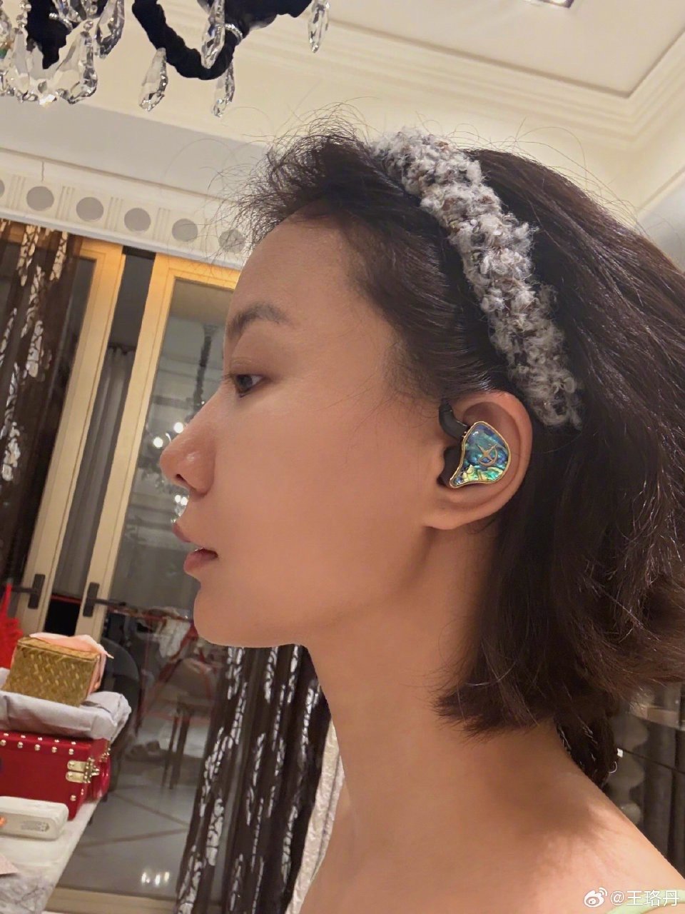 王珞丹发12条plog回顾2025年浪姐粉丝会进组历程