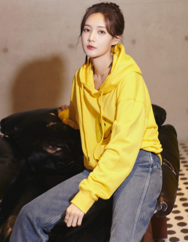李一桐私服照释出,黄色卫衣配牛仔裤,休闲大方元气满满