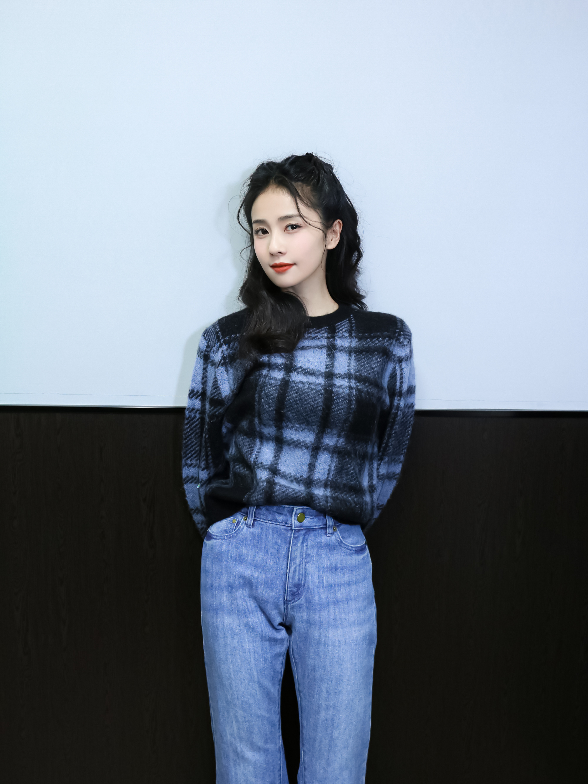 白鹿库存拍摄花絮照身穿蓝格子上衣牛仔裤的鹿鹿