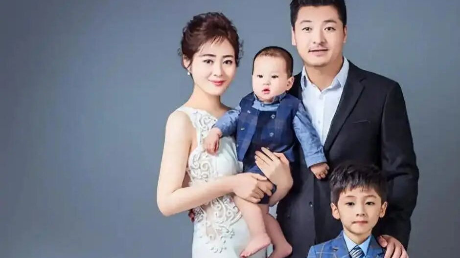 演员齐奎：凭《闯关东》爆红，娶美女同学生一对儿子，如今生活幸福