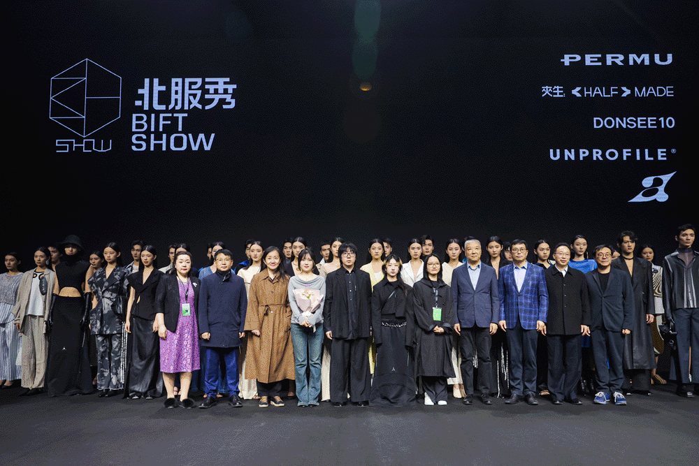 《时装周报名|2025春夏中国国际时装周品牌报名,闪耀开启》|中国国际时装周|时尚|时装周_新浪新闻