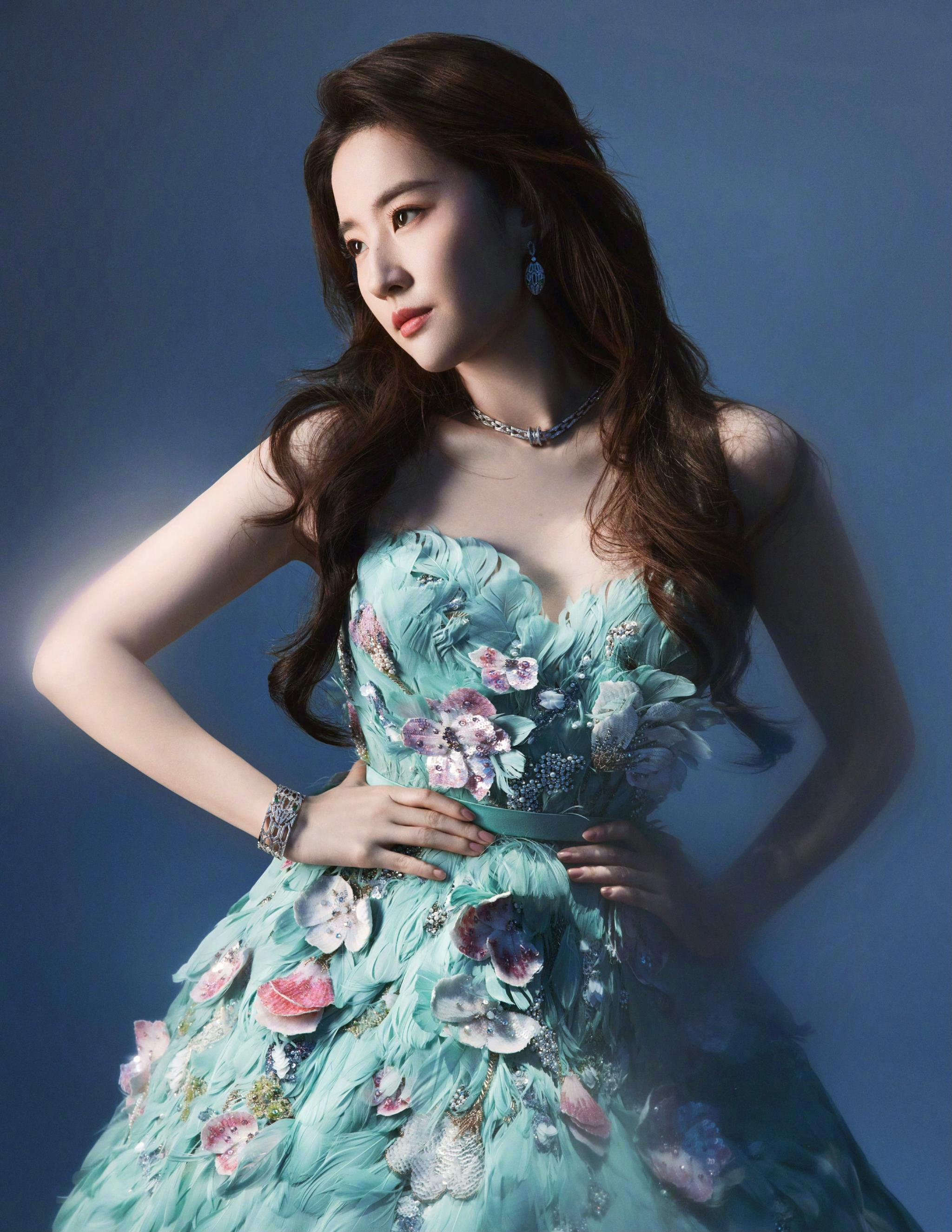 刘亦菲澳门国际电影节红毯造型，蓝色抹胸礼裙搭配温柔卷发