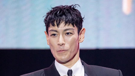 TOP时隔8年出席活动，《鱿鱼游戏3》成跳板，表情僵硬让人认不出