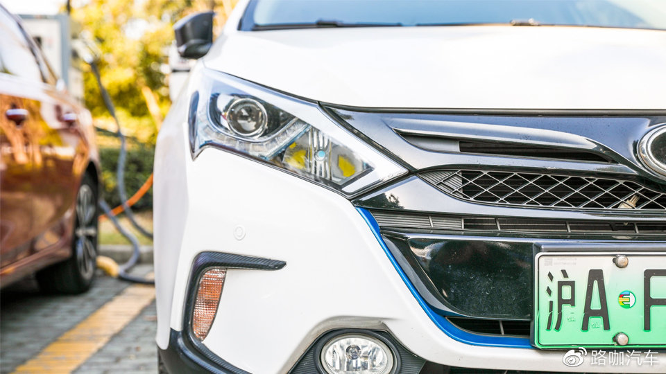 沪牌参拍人同比锐减8万，能逼出燃油车下一波降价？