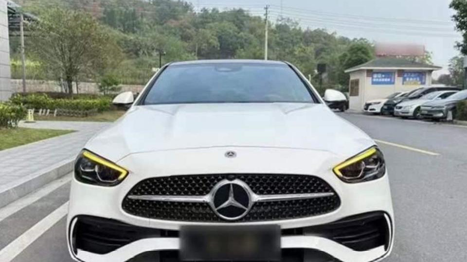 奔驰C级陷入“价格战”，入门版跌至22.48万，家用值得入手吗？