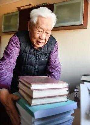 时评|老教授状告知网获赔70多万,“拿我的知识去赚钱”,凭什么休闲区蓝鸢梦想 - Www.slyday.coM 时评|老教授状告知网获赔70多万,“拿我的知识去赚钱”,凭什么休闲区蓝鸢梦想 - Www.slyday.coM