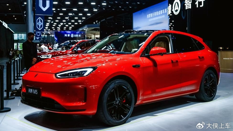 就是那一抹红独成风景!问界新M5 Ultra跃影红在车展