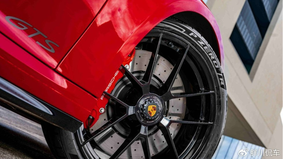 倍耐力轮胎搭载于保时捷911 GTS：首款采用混合动力系统的车型