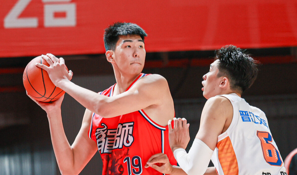 这真是全明星中锋水准！9投狂砍17分10板4帽，郭士强真该带他进国家队