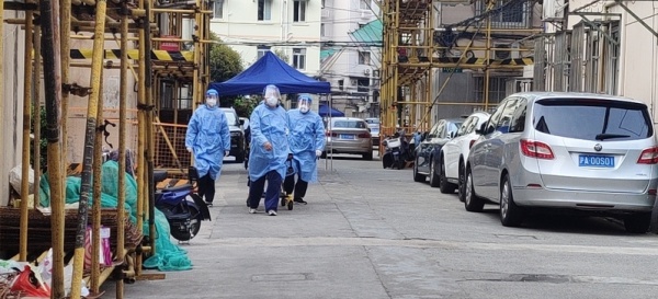 上海浦西核酸筛查首日,封控小区一孕妇羊水破裂,15分钟后坐上救护车休闲区蓝鸢梦想 - Www.slyday.coM 上海浦西核酸筛查首日,封控小区一孕妇羊水破裂,15分钟后坐上救护车休闲区蓝鸢梦想 - Www.slyday.coM