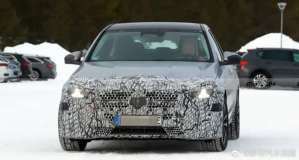 新款奔驰C级的谍照，有望于2025年夏季发布