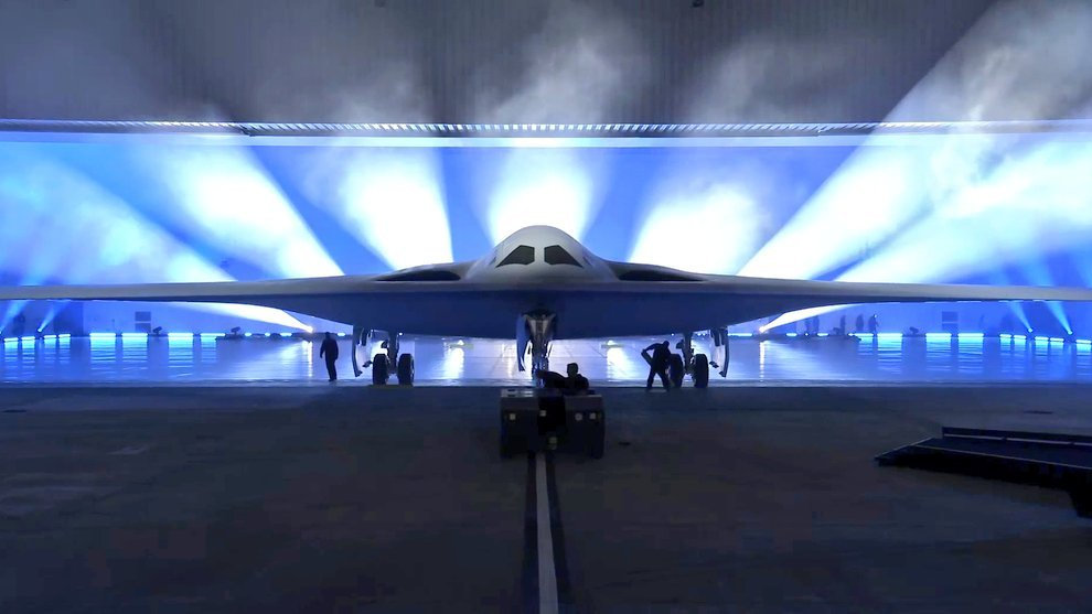 美新一代隐身轰炸机B-21公开亮相！航程超过1万公里，载弹量15吨