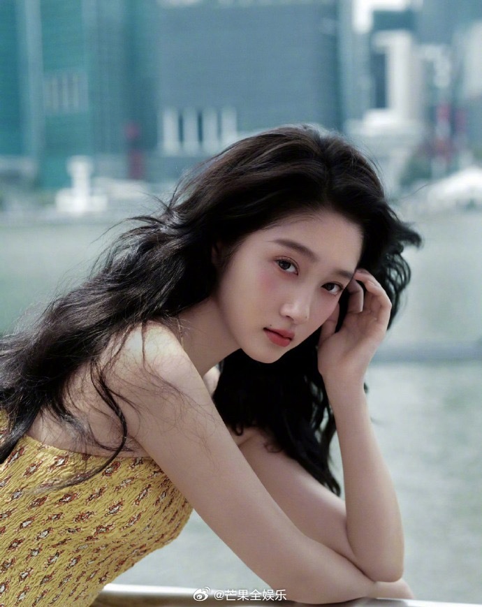 关晓彤冒雨打网球展现活力状态