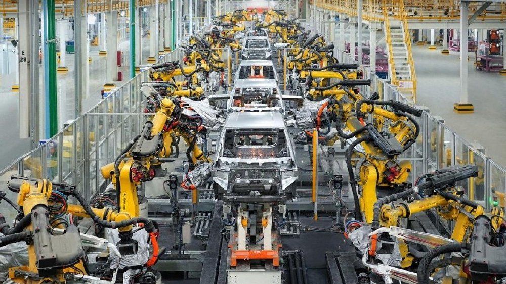 比亚迪：年销售突破300万辆，引领中国汽车市场新篇章