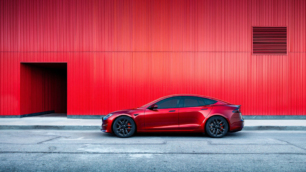 全球纯电竞赛将上演“双王争霸”，特斯拉和比亚迪将领先大众数年