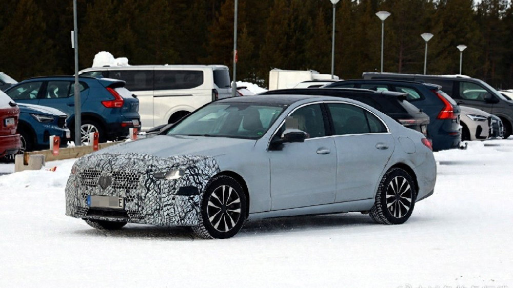 车头有变化 使用星辉前大灯组 改款奔驰C级谍照曝光