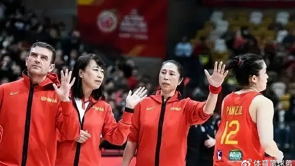 郭振明为女篮送别功勋教练组！郑薇王芳卸任，宫鲁鸣成新掌门人