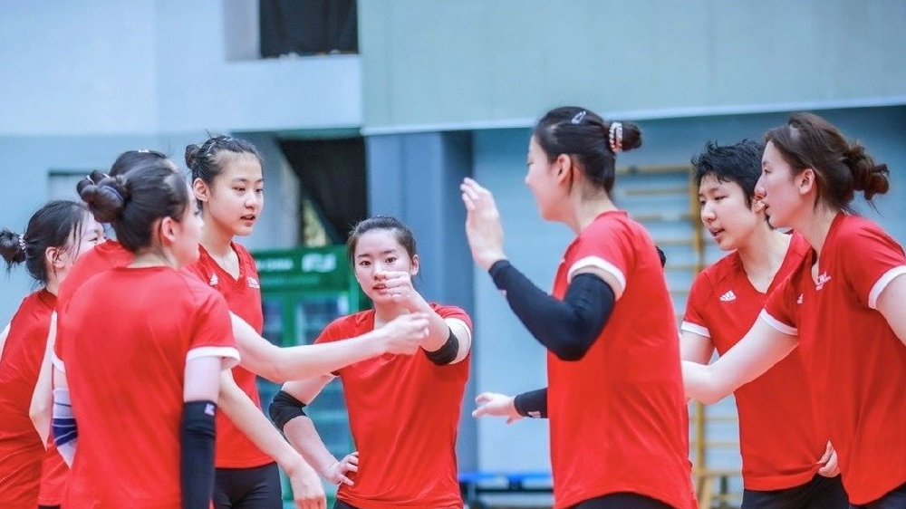 泪目！女排17岁1米96新袁心玥穿丁霞号码：6年前奥运冠军激励师妹