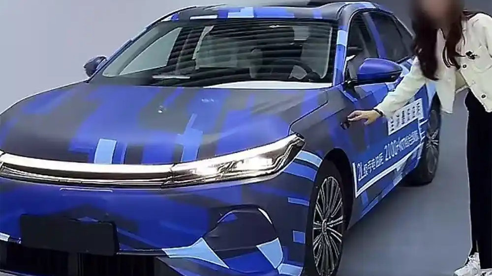 吉利银河全新轿车谍照曝光，综合续航超2100km，年内就上市