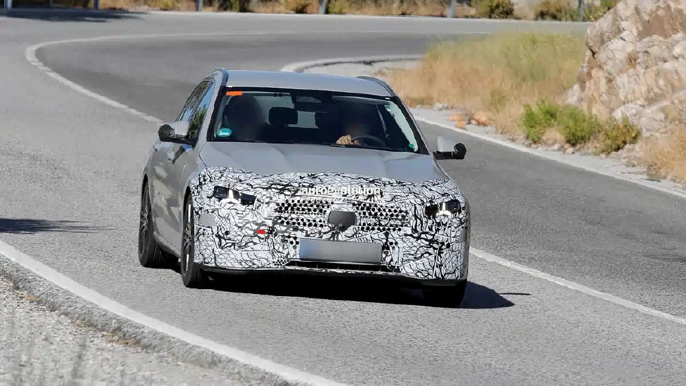 新款奔驰C级旅行版谍照来了，车灯辨识度高，或年内发布