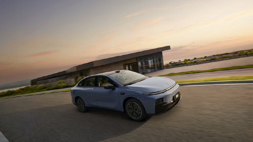 零跑B01上市，8.98万起竞争日产N7、小鹏 M03，强强对话你选谁？