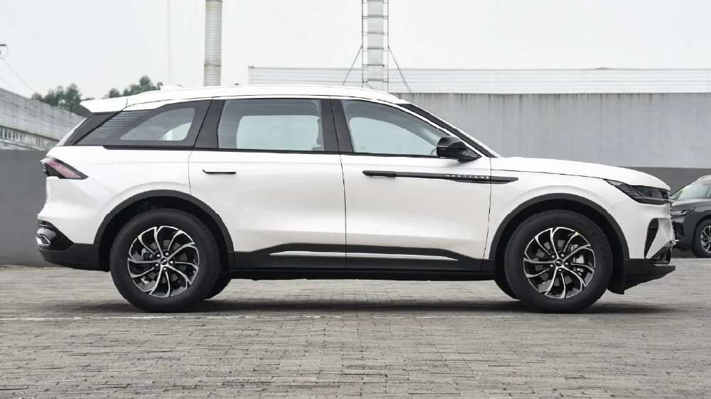 这豪华SUV跌至17.7万，长近5米，配2.0T+8AT+四驱，性价比确实高