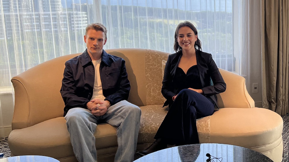 IGN 中国|专访《007 初露锋芒》主演 Patrick Gibson ＆ Noemie Nakai