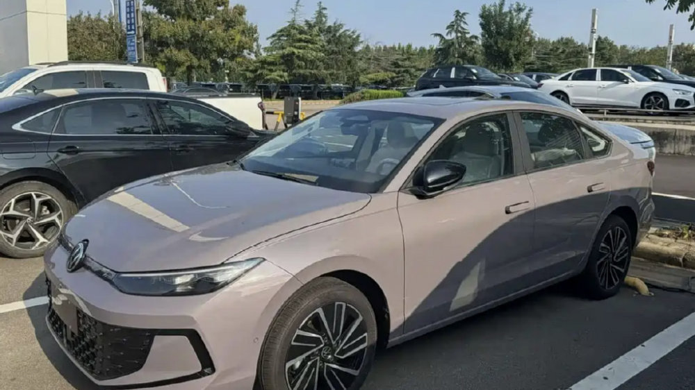 全新朗逸Pro实车曝光，11月上市，还用隐藏式门把手