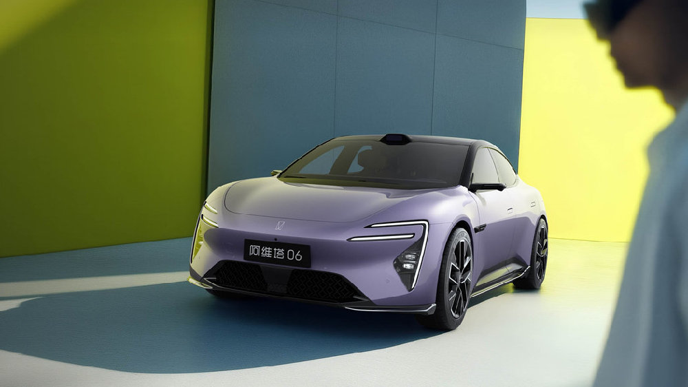 阿维塔06标配华为乾崑智驾，点燃技术较量燎原之火