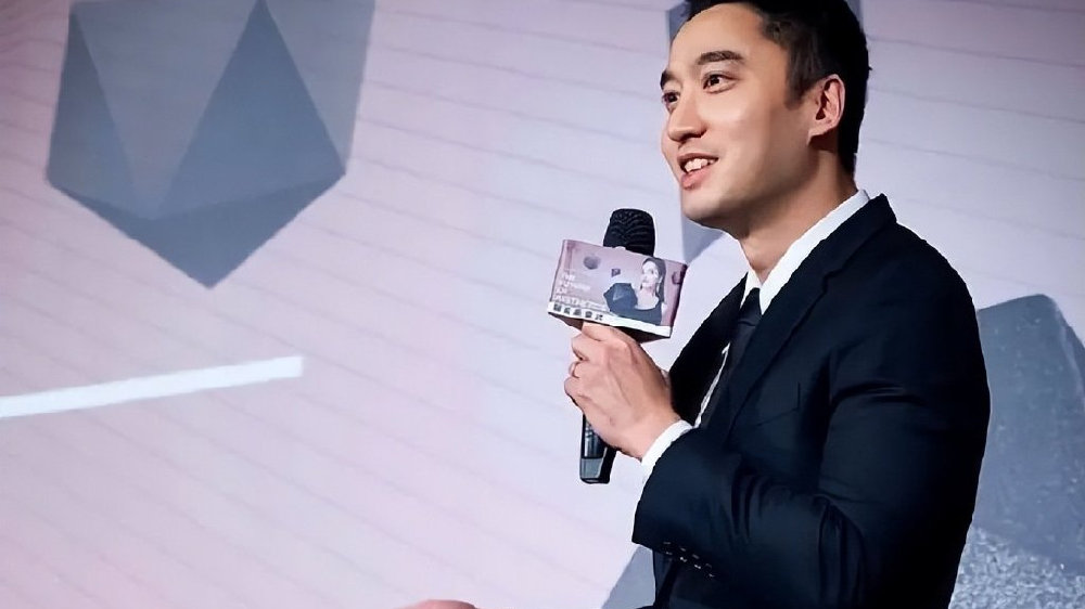 曝赖弘国三婚亮红灯，妻子取关删合照，到处旅游，仿佛单身