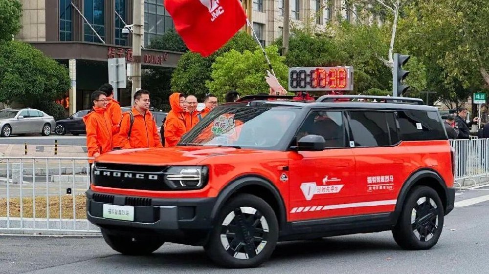 江铃·福特智趣烈马2025南昌马拉松燃情开跑