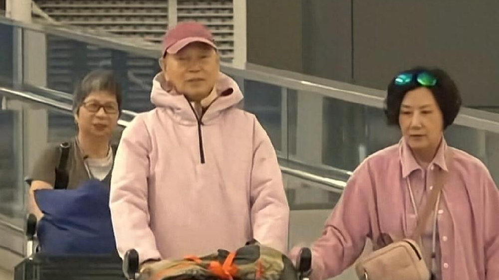 港星罗家英和妻子汪明荃旅游，近80岁穿粉色情侣装，患癌弃疗心态好