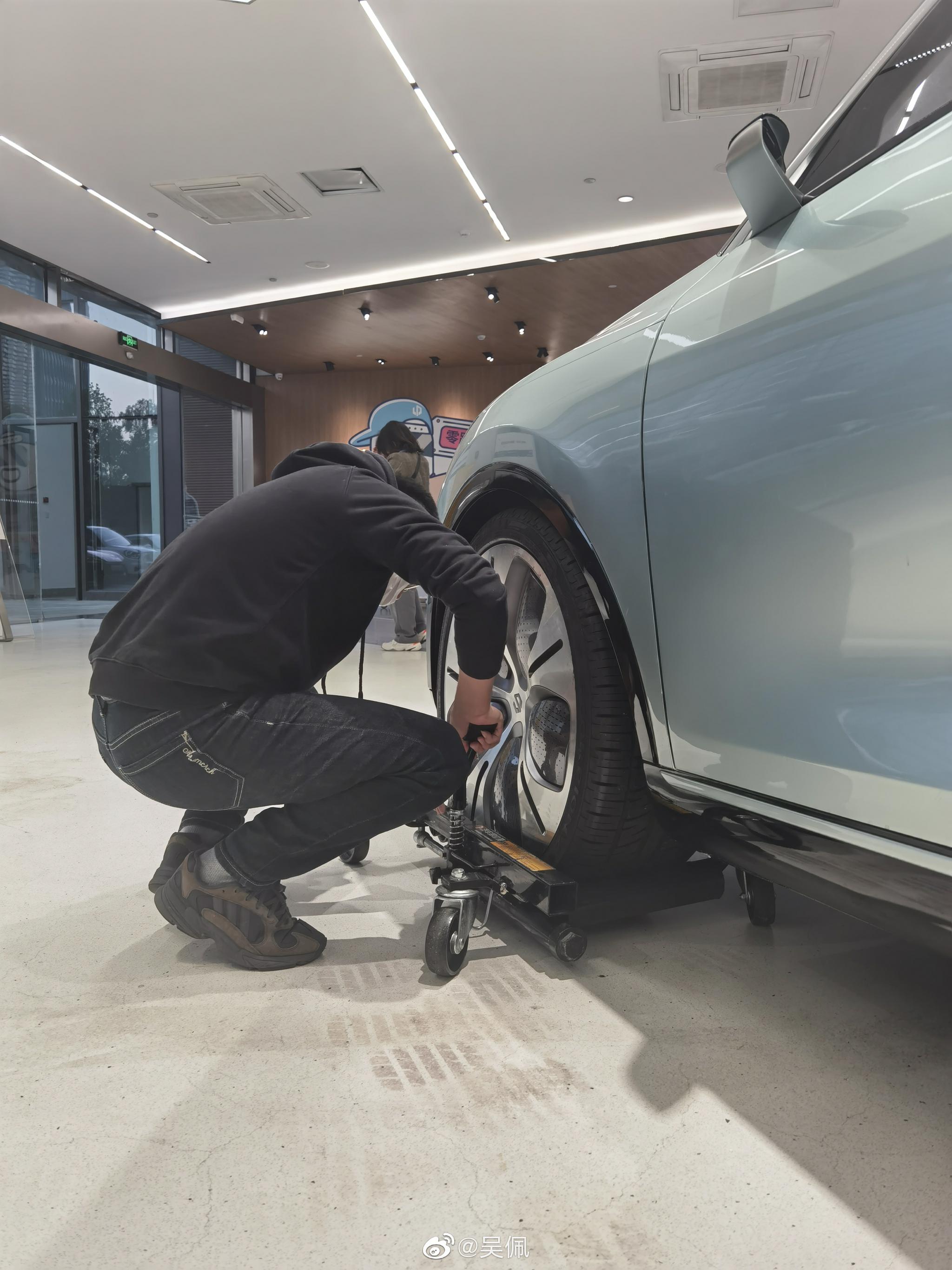 原来概念车是靠这个滑轮挪车的