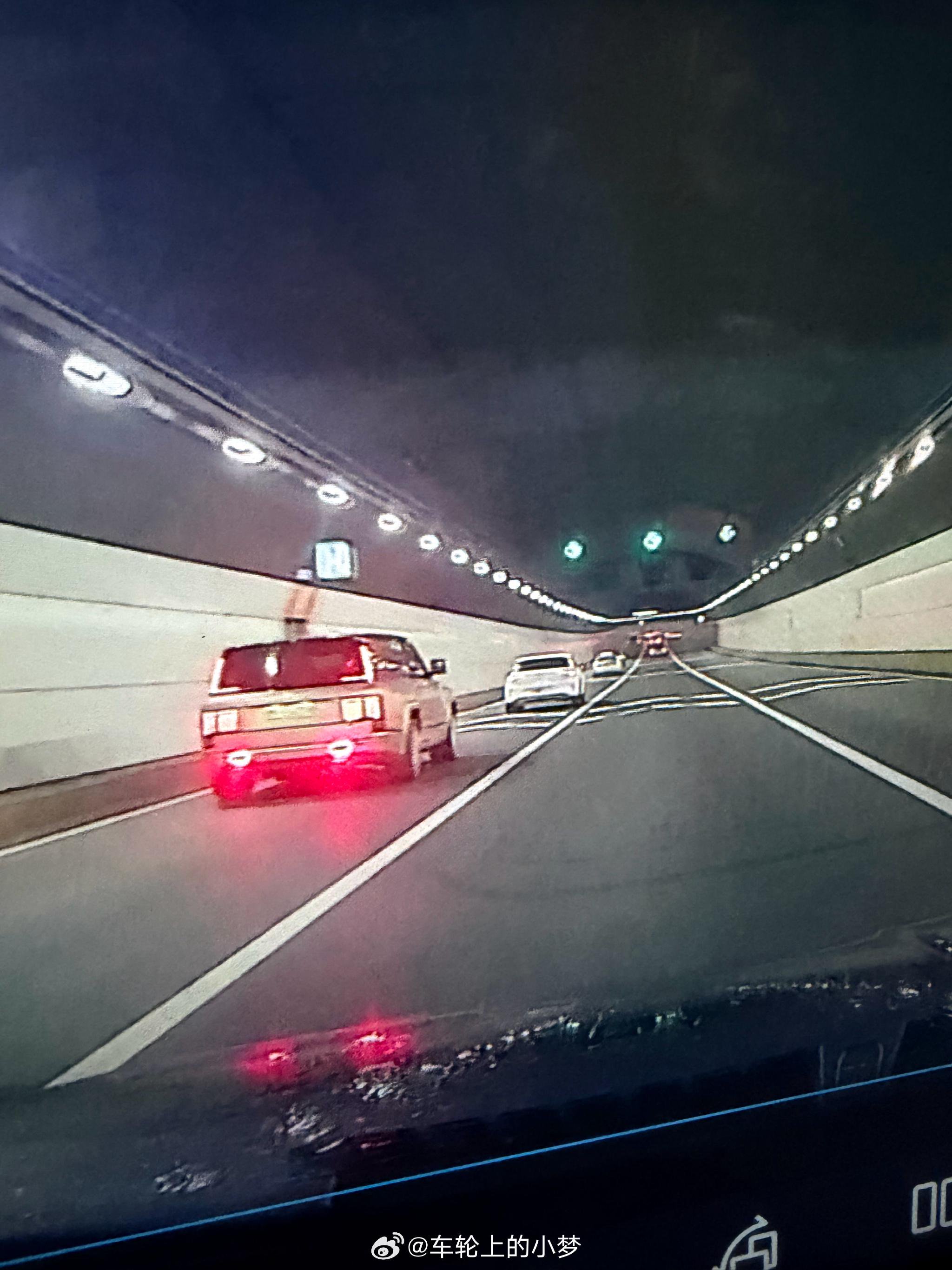 青岛街头惊现仰望U8L，行车记录仪画面记录震撼体量