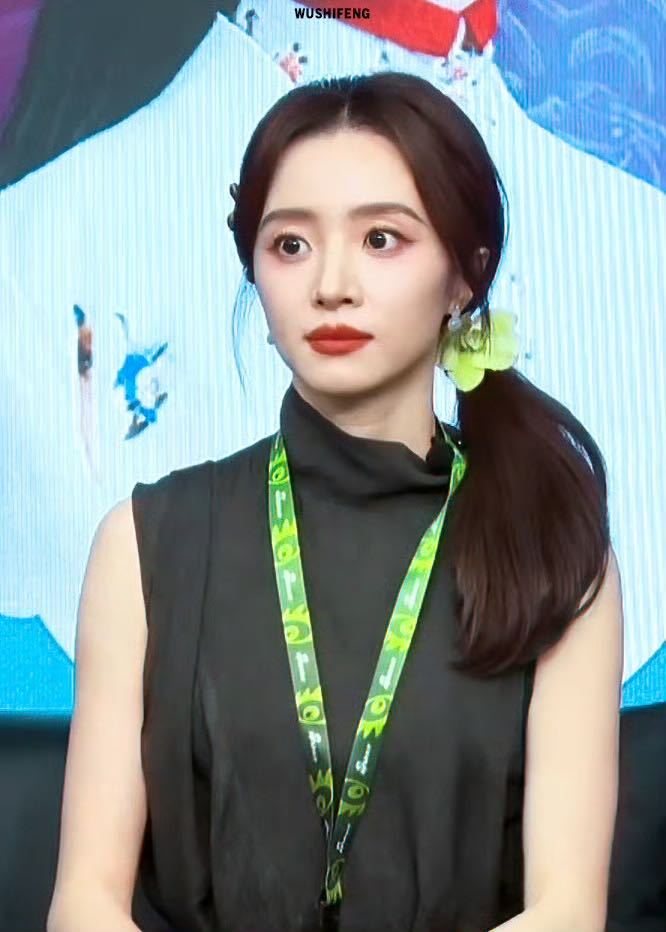 今天《锦囊妙录》新浪扫楼，胡冰卿妆造简直让人眼前一亮又一亮…