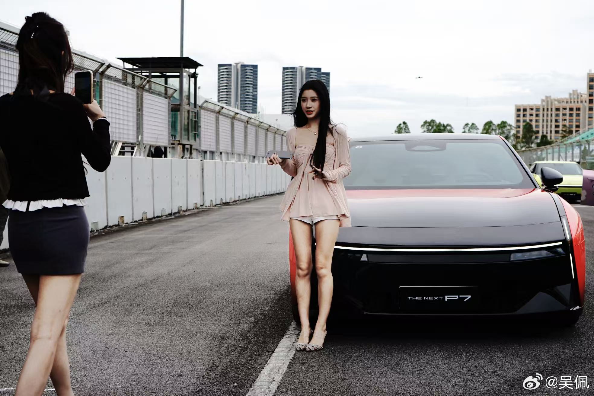 小鹏P7赛道嘉年华引车主合影热潮