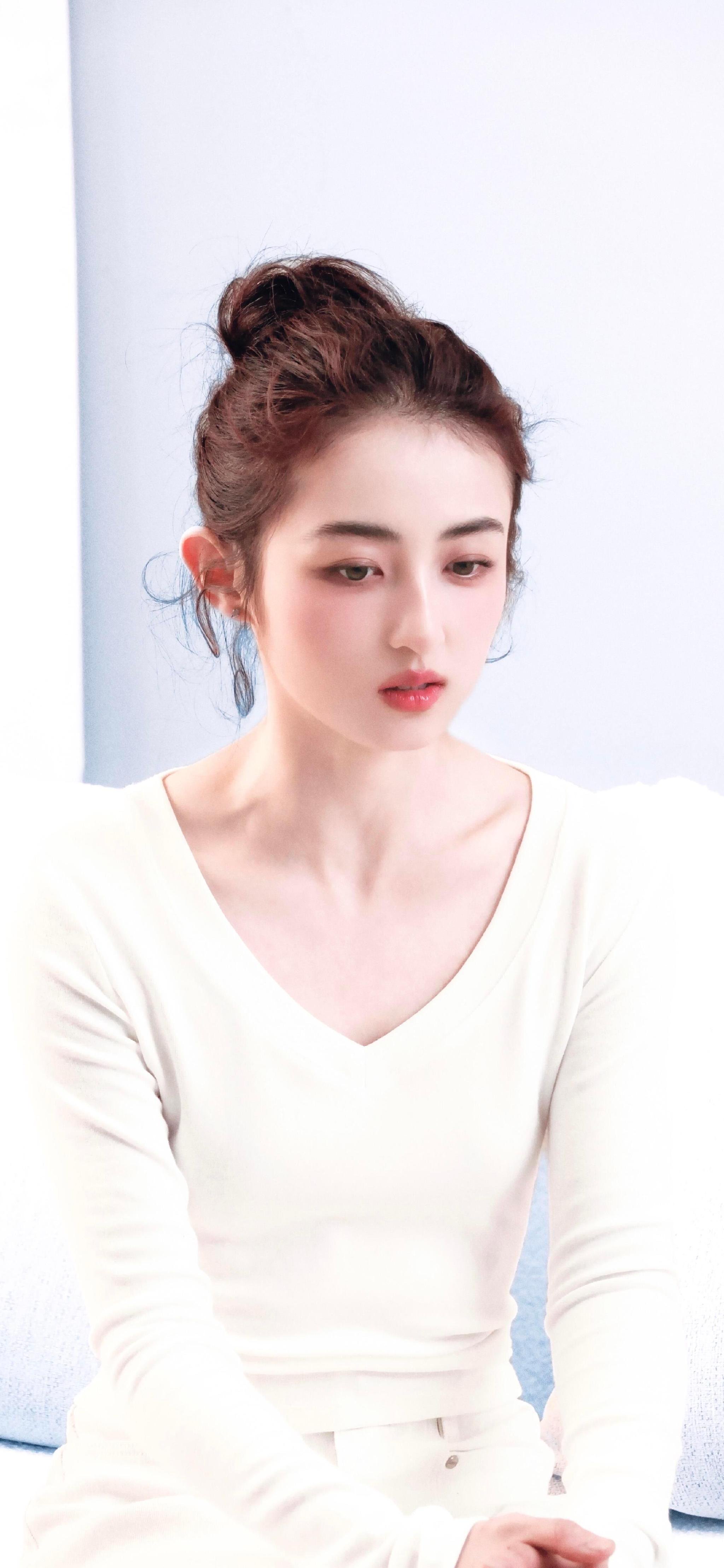 成龙说她成功有理由，超10厘米疤痕里，藏着她不为人知的努力