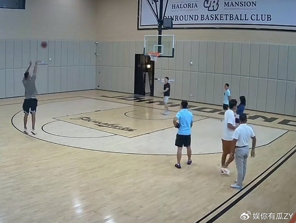 易建联现身广东，试投三分手感火热，被诸多女球迷包围合影