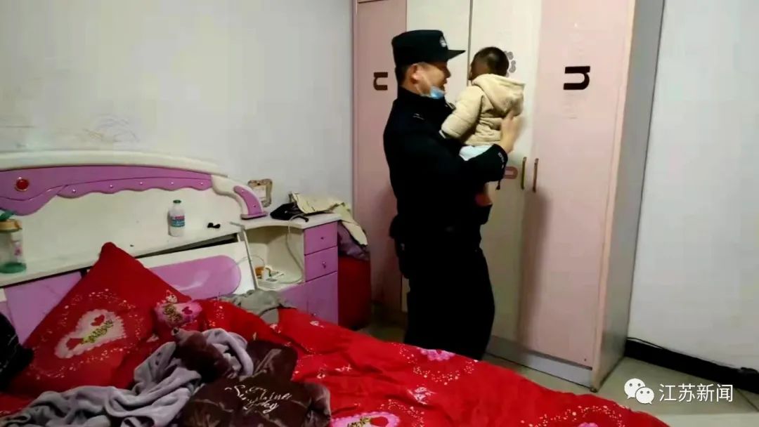 给1岁弟弟冲奶粉、给6岁姐姐教功课……出个警不料变身“奶爸”!休闲区蓝鸢梦想 - Www.slyday.coM 给1岁弟弟冲奶粉、给6岁姐姐教功课……出个警不料变身“奶爸”!休闲区蓝鸢梦想 - Www.slyday.coM