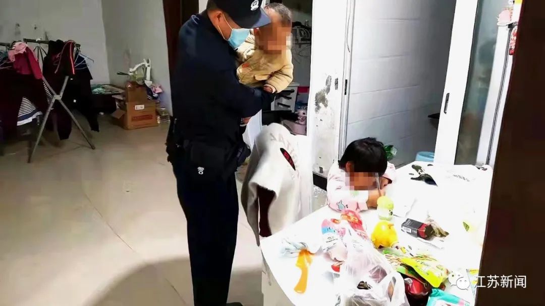 给1岁弟弟冲奶粉、给6岁姐姐教功课……出个警不料变身“奶爸”!休闲区蓝鸢梦想 - Www.slyday.coM 给1岁弟弟冲奶粉、给6岁姐姐教功课……出个警不料变身“奶爸”!休闲区蓝鸢梦想 - Www.slyday.coM