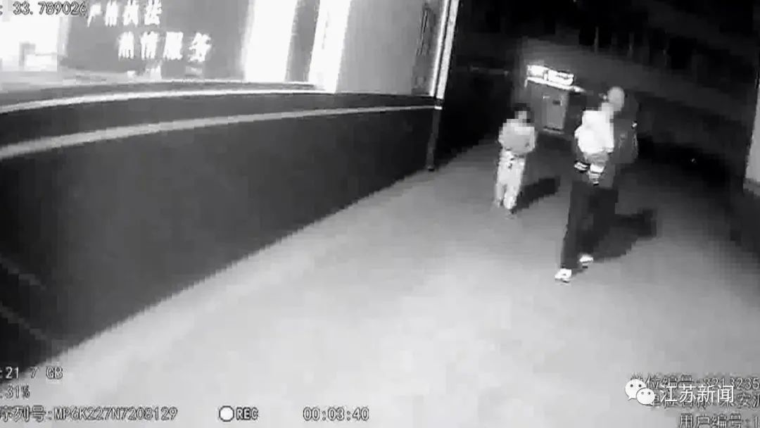 给1岁弟弟冲奶粉、给6岁姐姐教功课……出个警不料变身“奶爸”!休闲区蓝鸢梦想 - Www.slyday.coM 给1岁弟弟冲奶粉、给6岁姐姐教功课……出个警不料变身“奶爸”!休闲区蓝鸢梦想 - Www.slyday.coM