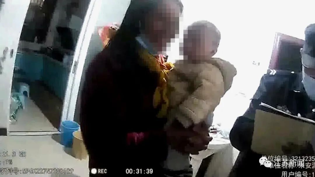 给1岁弟弟冲奶粉、给6岁姐姐教功课……出个警不料变身“奶爸”!休闲区蓝鸢梦想 - Www.slyday.coM 给1岁弟弟冲奶粉、给6岁姐姐教功课……出个警不料变身“奶爸”!休闲区蓝鸢梦想 - Www.slyday.coM