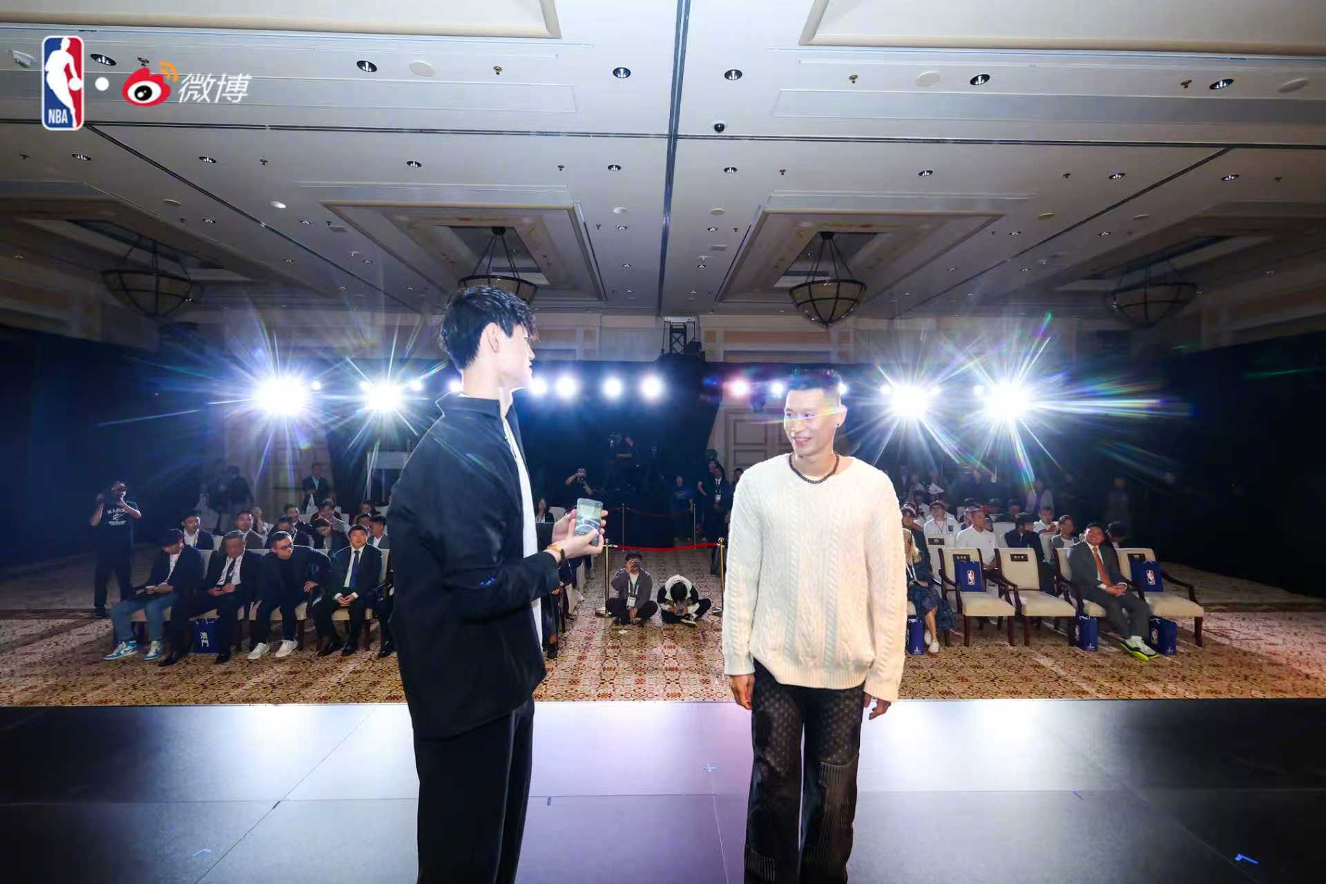 和 @JeremyLin林书豪 同框来了，还与现场嘉宾一起来打卡了大合影