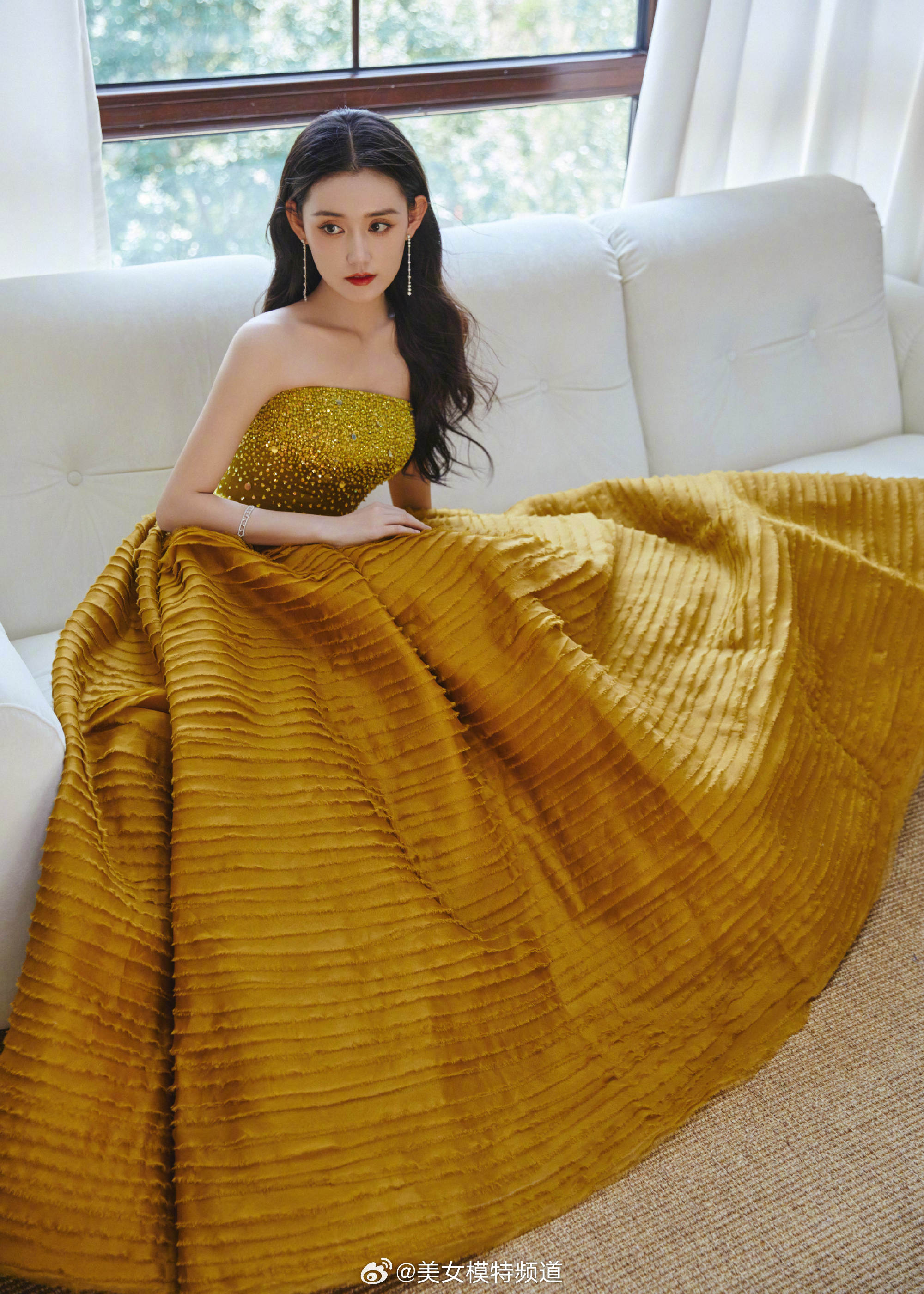 蒋依依黄色抹胸造型