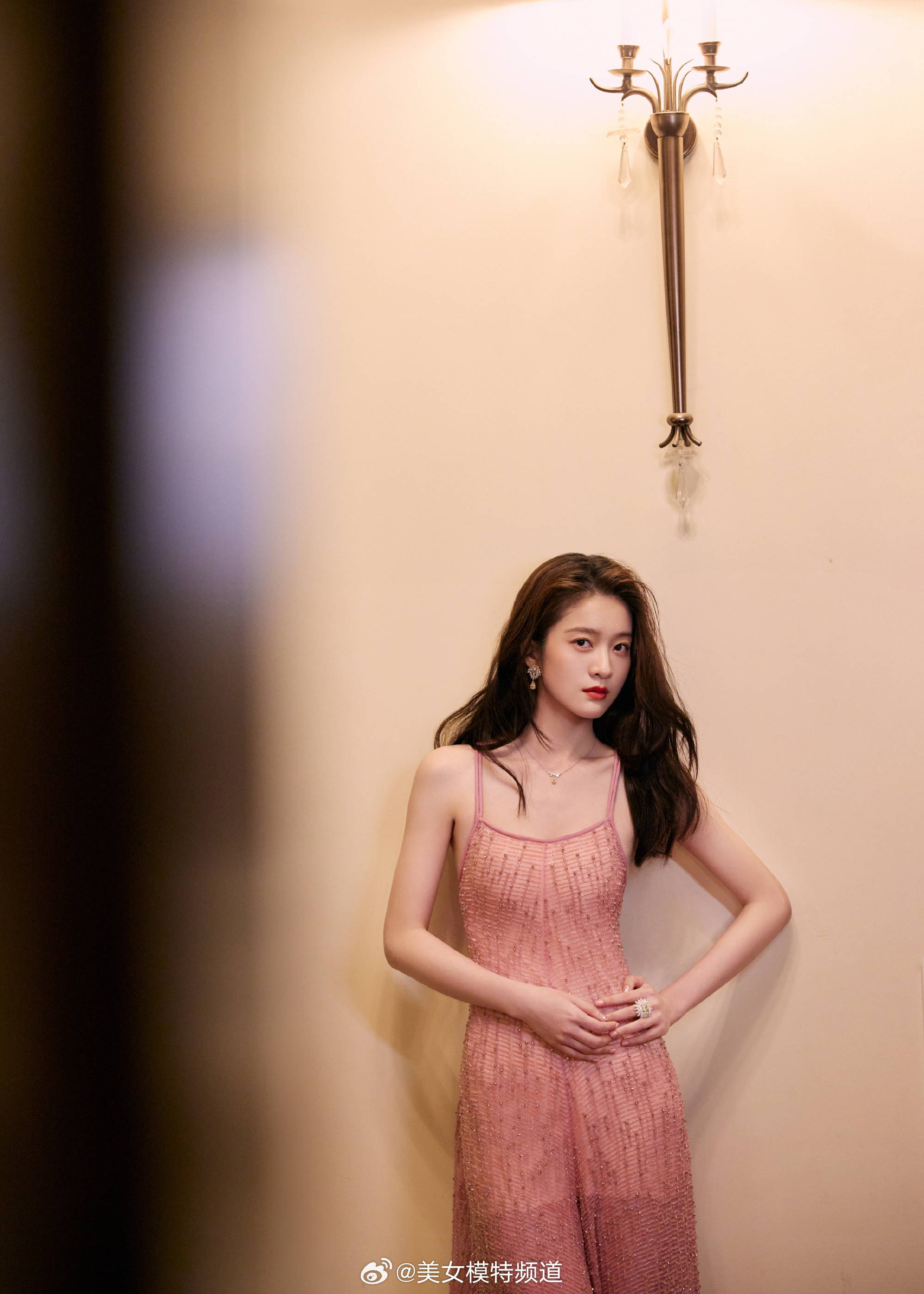 张雪迎粉色吊带裙