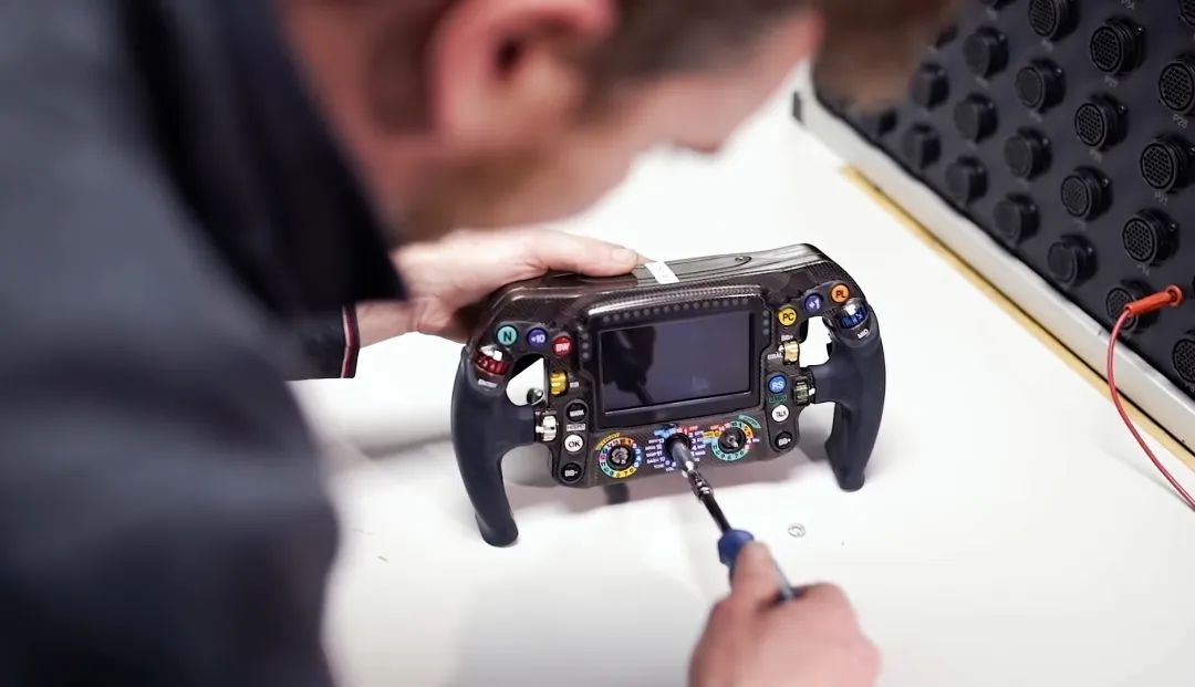F1赛车方向盘看不懂?那就来看看这个!