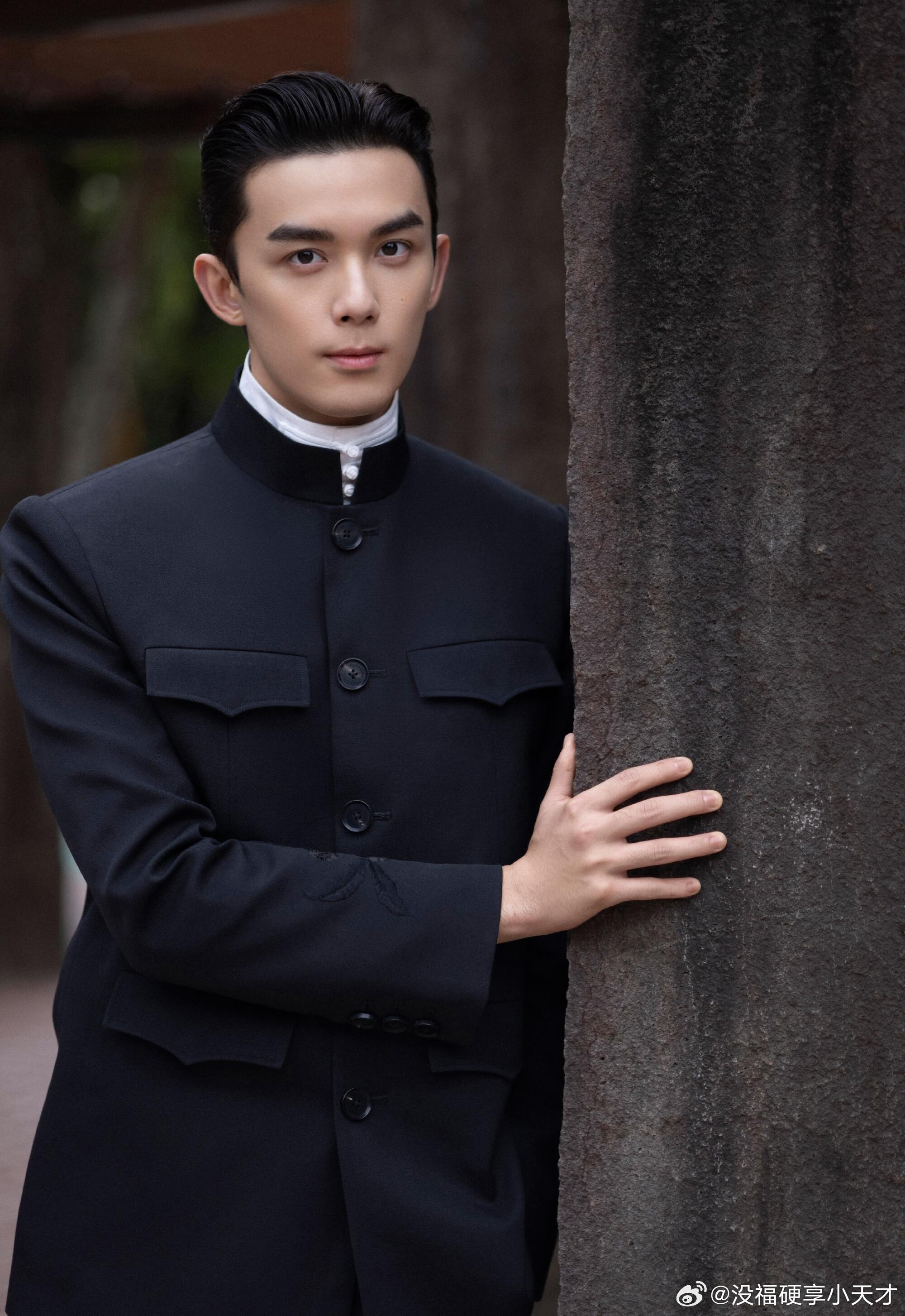 吴磊机车服造型现双喉结引热议