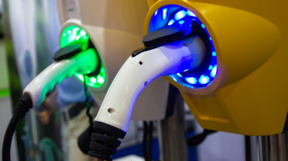 新能源车险怪状：车主“吐槽”省的油钱变保费，财险巨头主动“限速”