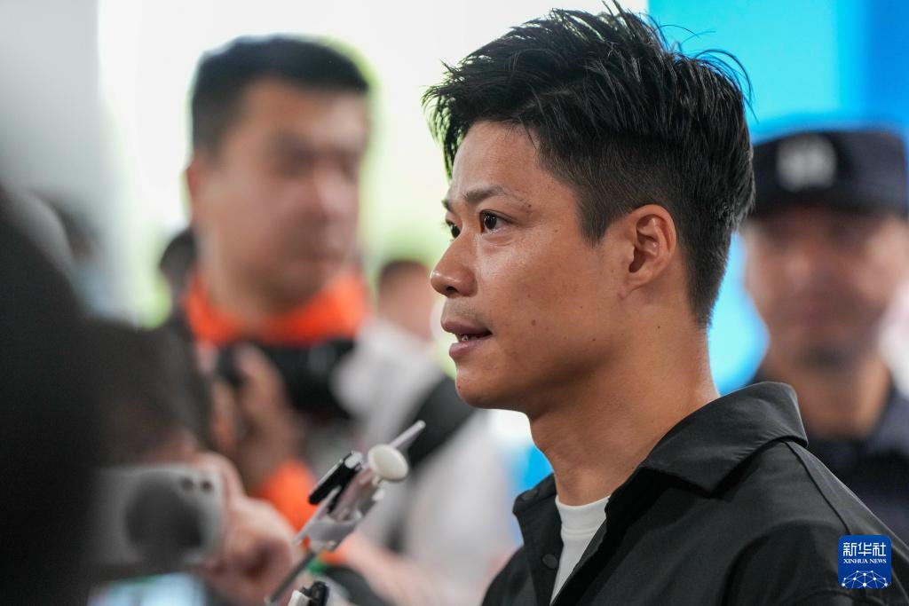 全国残特奥会——苏炳添为田径男子跳远T13级获奖选手颁奖